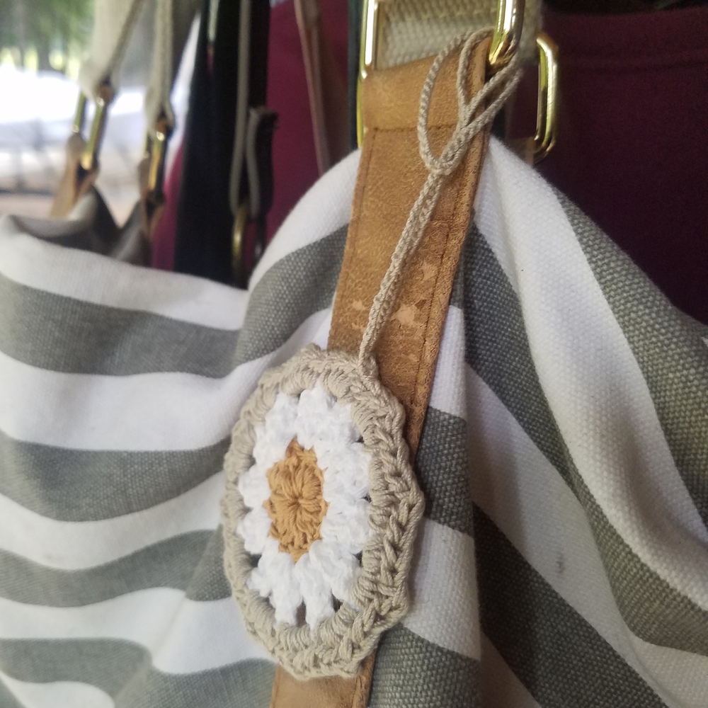 Handmade CROCHET Cotton Daisy Gift Tag, Ornament, Backpack Charm, 70's Retro - Picture 5 of 5